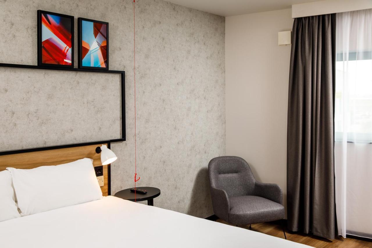 Ibis London Heathrow Terminal 5 Hotel Hillingdon Exterior photo